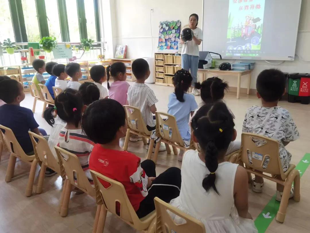 历下区紫苑幼教集团开展“一盔一带”主题宣传教育活动